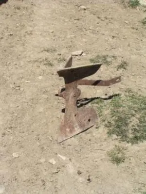 Buduqda yer şumlayan kotan